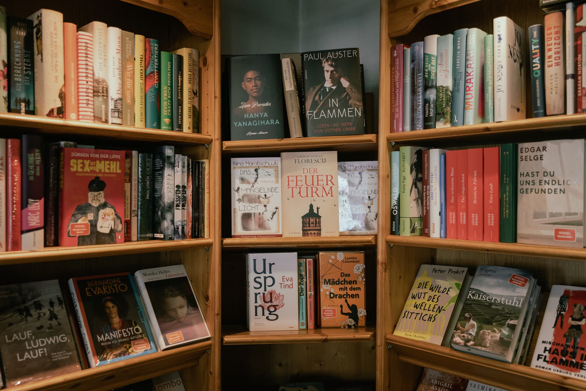 Buchhandel von innen, Schränke mit Fokus auf Buch 'Der Feuerturm'
